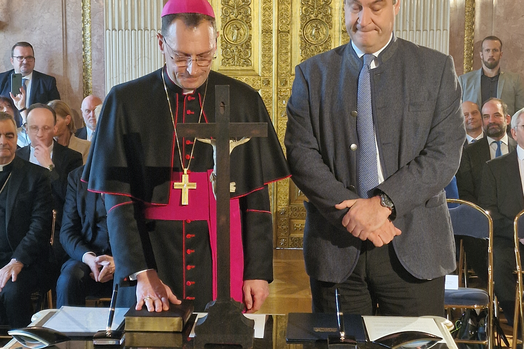 Der ernannte Bamberger Erzbischof Herwig Gössl legt seinen Amtseid im Beisein des Bayerischen Staatsministers Markus Söder ab