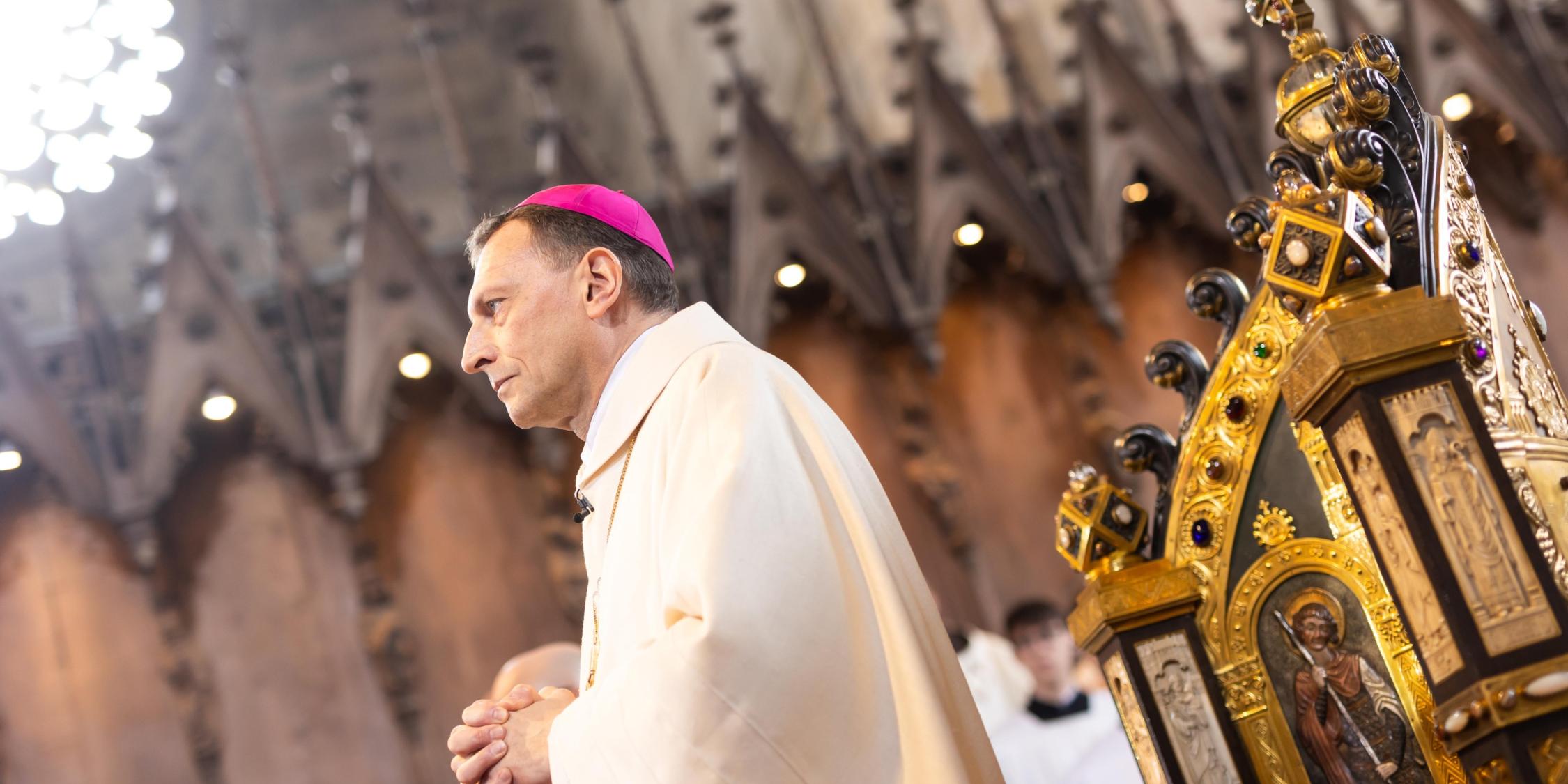 Erzbischof Herwig Gössl vor dem Bischofsstuhl.