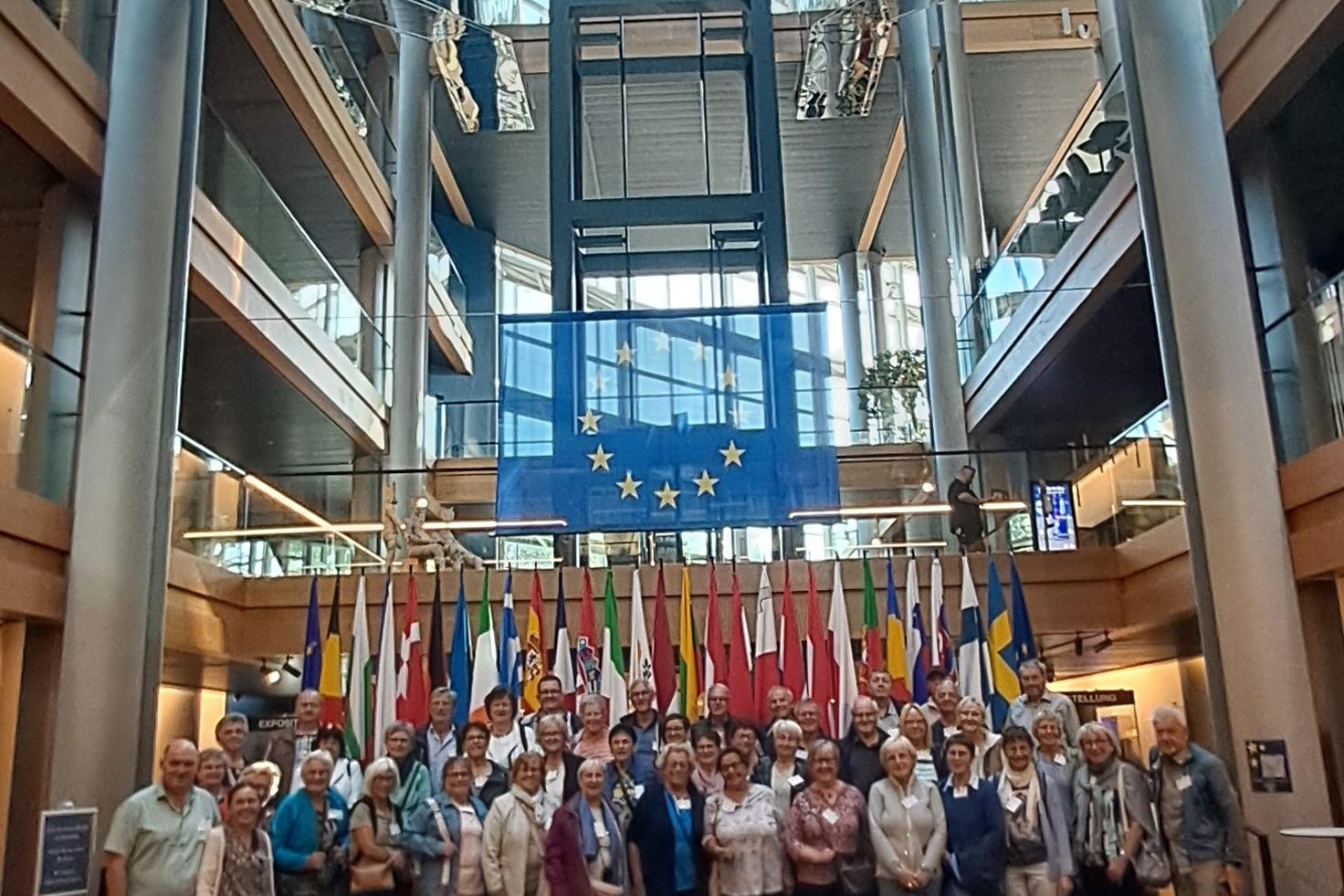 Die Reisegruppe vor den Flaggen der Mitgliedsstaaten der Europäischen Union