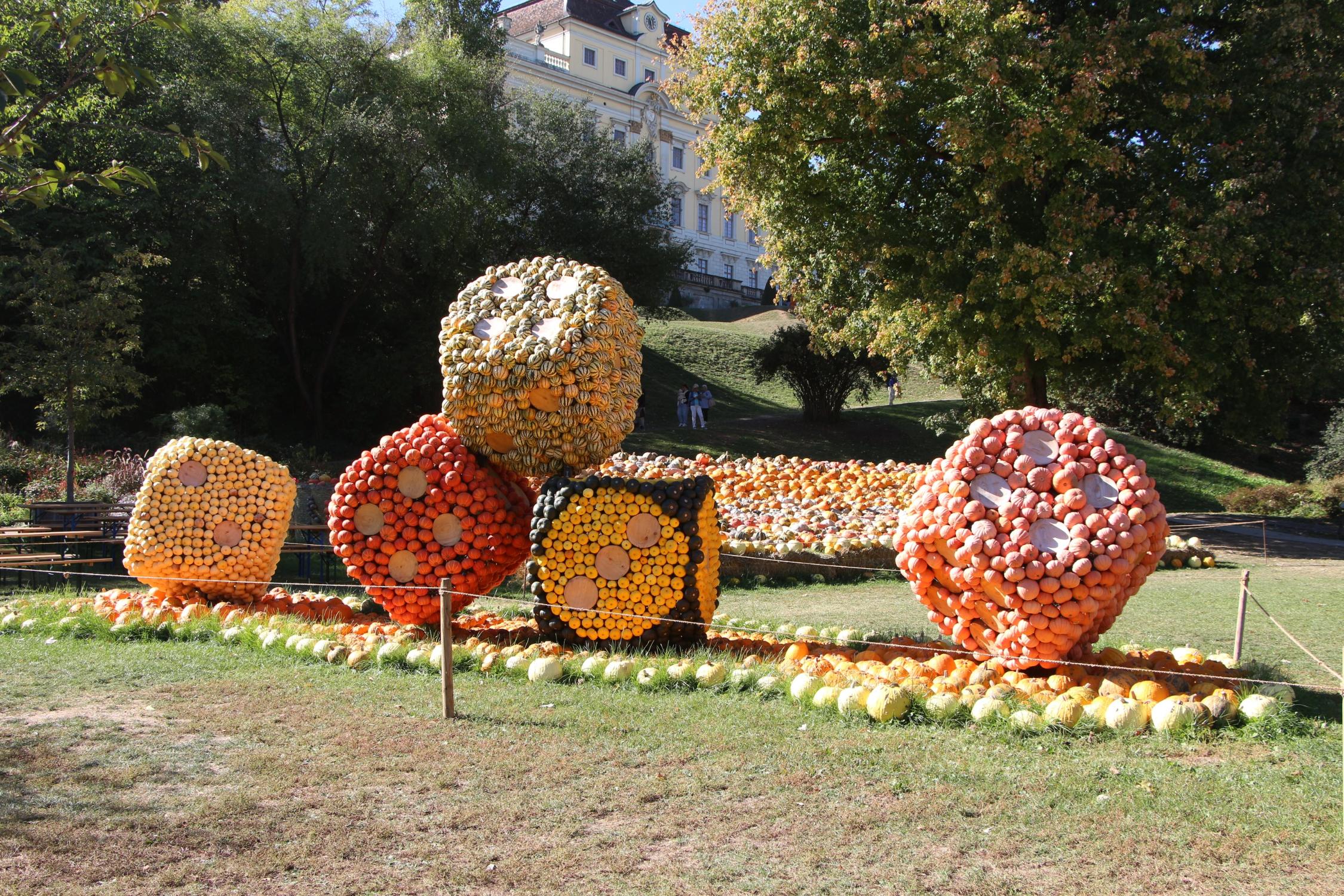 Pfarrfahrt_2026_3 Kürbisausstellung im Barockgarten des Residenzschlosses in Ludwigsburg zum Thema 'Spiele'