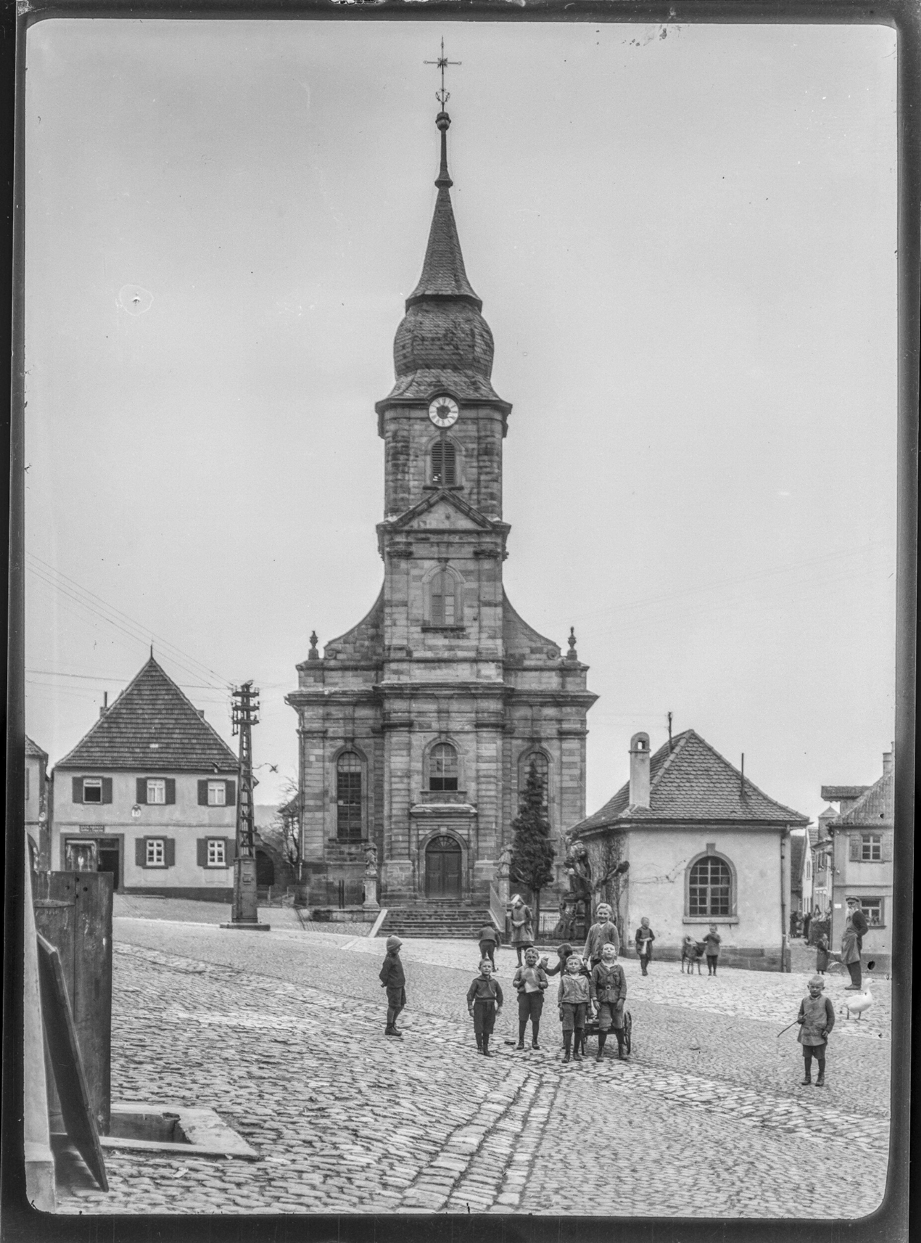 Historische Außenansicht der Pfarrkirche und des Marktplatzes