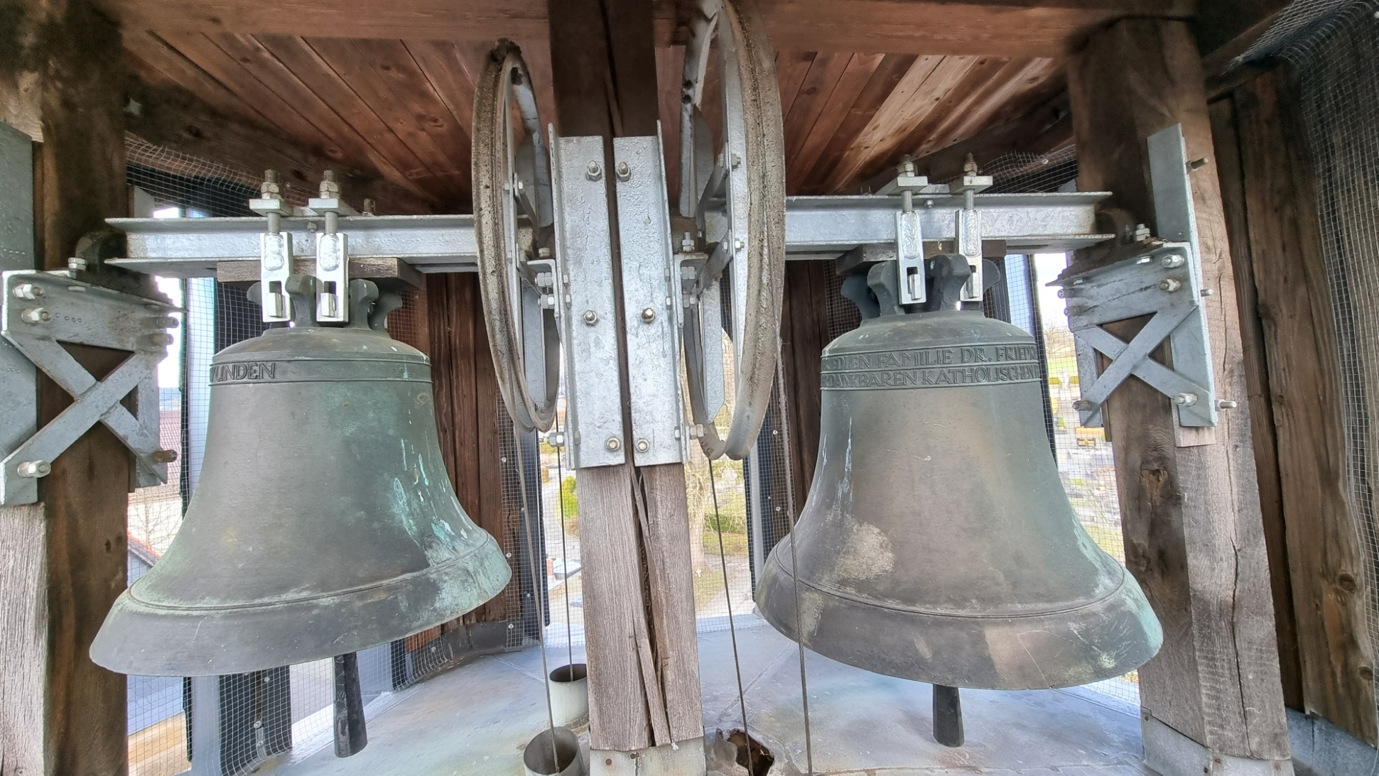 Zu sehen sind die zwei Glocken, die im Turm der Fünfwundenkapelle hängen.