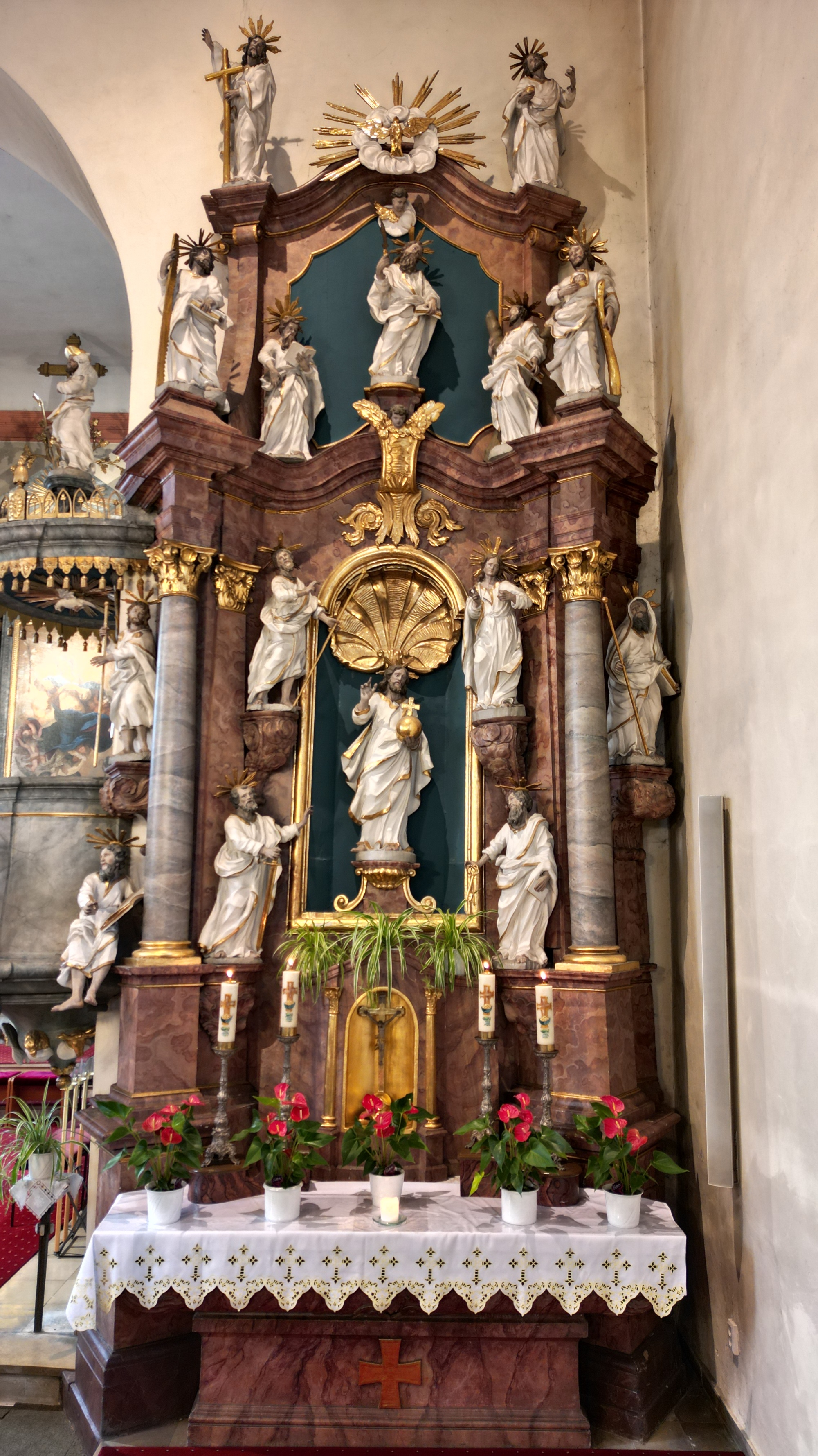 Rechter Seitenaltar in der Pfarrkirche