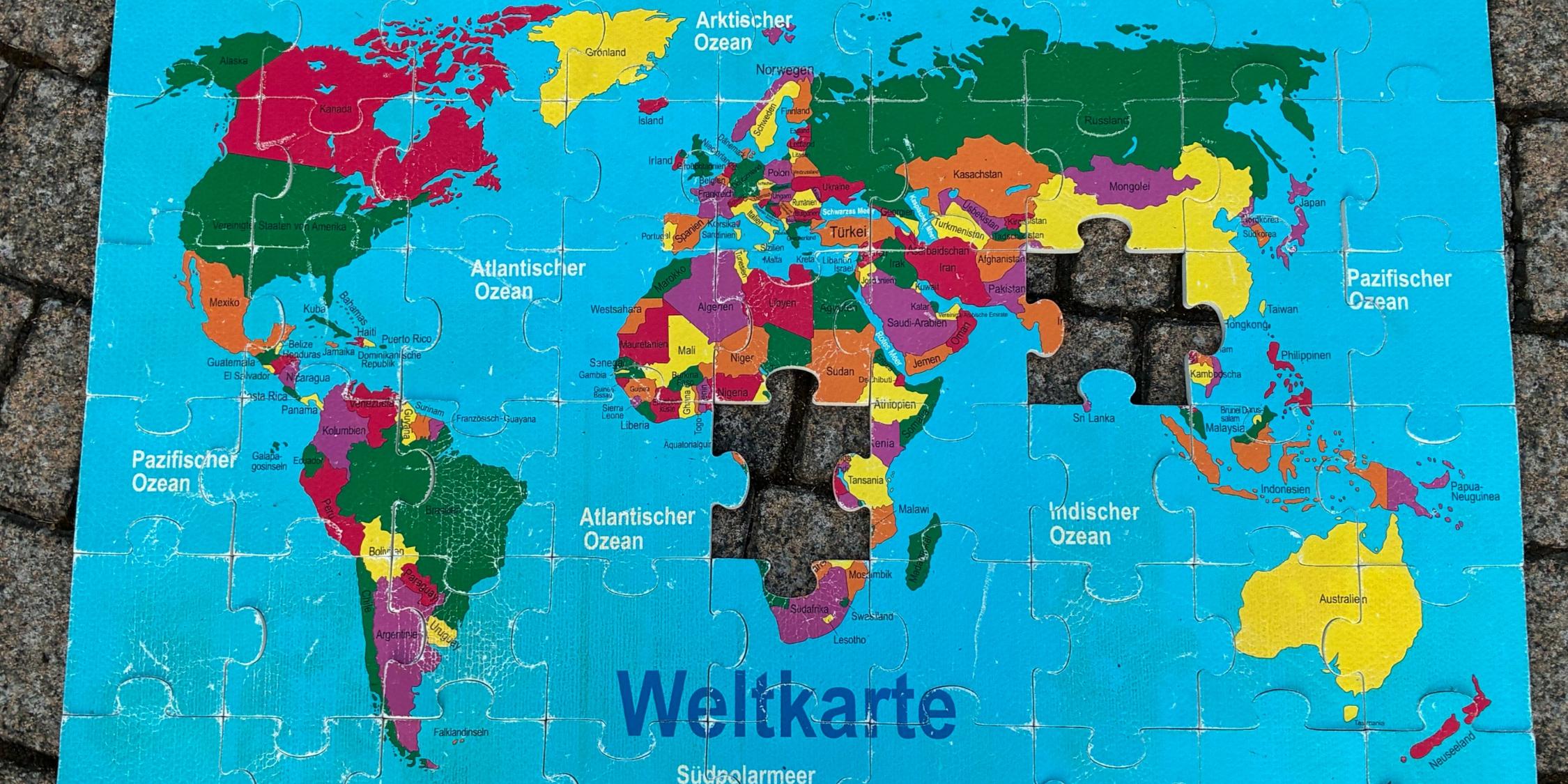Jugendgottesdienst in Mainroth, Weltkarte, Puzzle