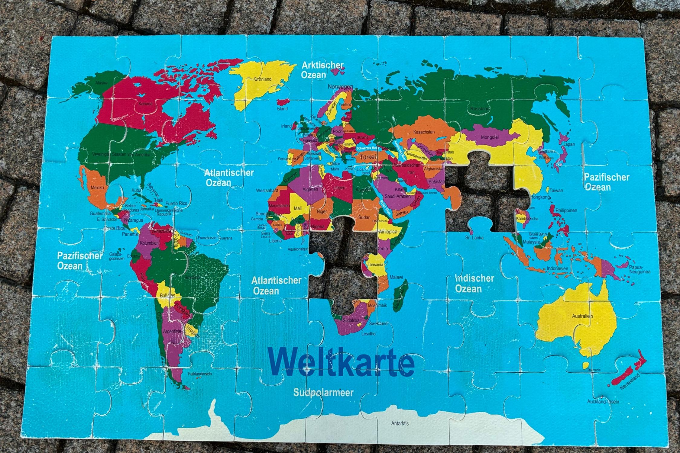 Jugendgottesdienst in Mainroth, Weltkarte, Puzzle